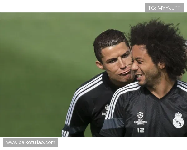 昔日皇马旧将J罗与纳瓦斯墨超再度交锋 赛后深情拥抱交换球衣展现兄弟情 昔日皇马旧将J罗与纳瓦斯墨超再度交锋 赛后深情拥抱交换球衣展现兄弟情