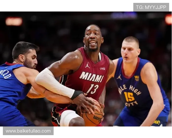 布克回应连吃两次技术犯规称裁判未看见错误导致掘金获得球权